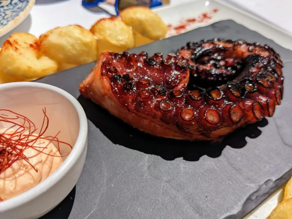 Pulpo a la brasa en la chumbera