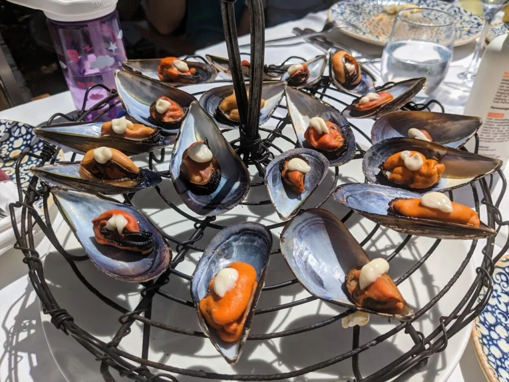 Mejillones a la brasa en la Chumbera
