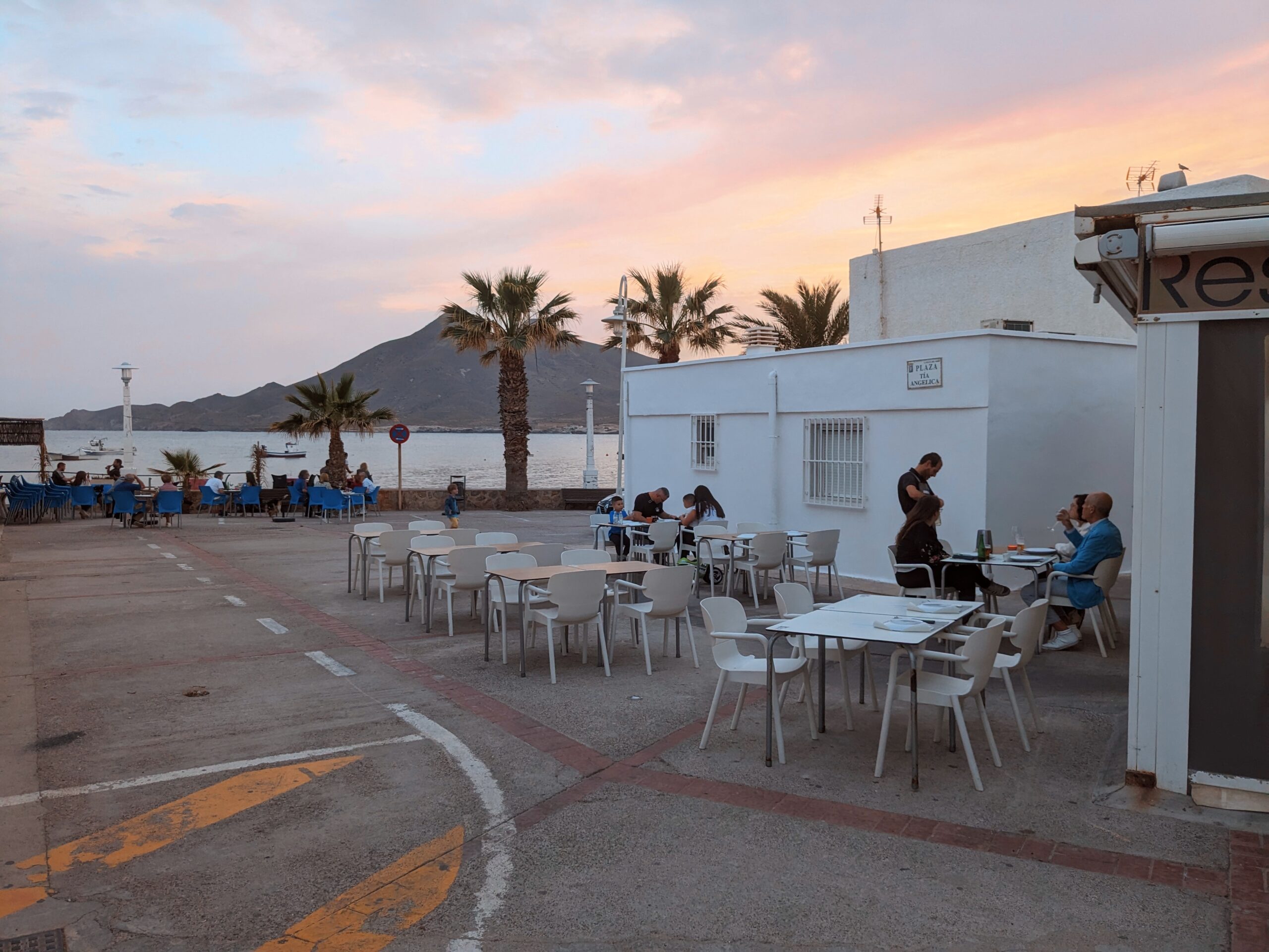 Terraza Restaurante Pizzería Isoletta con el cerro del Fraile al fondo