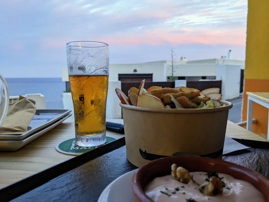 Cerveza y ensalada en Pirata Maimono