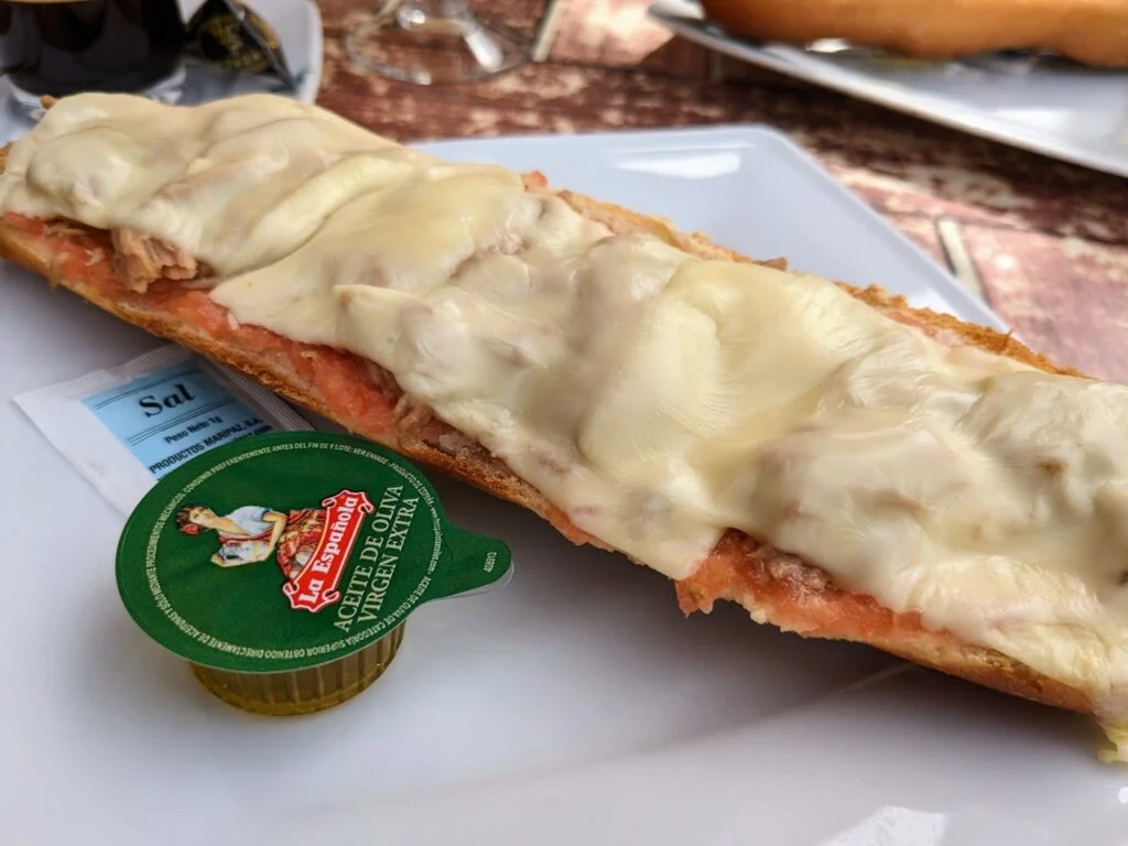 Tostada atún tomate queso en Café Andrea