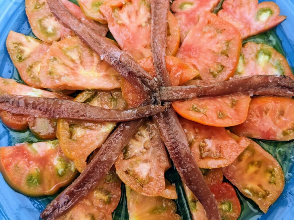Ensalada Tomate Raf y anchoas Restaurante tentenpie